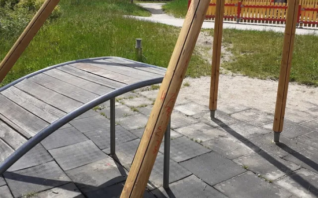 Opravené hřiště na Dobiášovce po pár dnech poničili vandalové