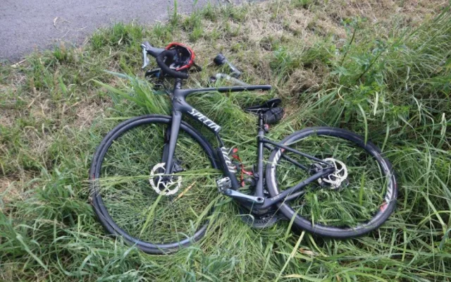 Cyklista se na Českolipsku střetl s traktorem, zachránila jej přilba. Kolo se silným nárazem rozlomilo