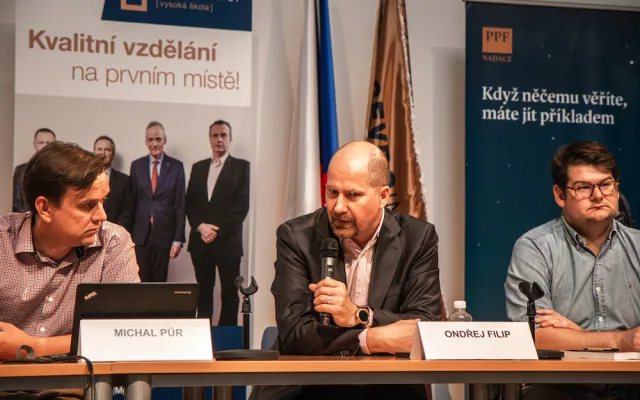 Blokování nás nespasí, lepší je kvalitní mediální výchova, říká výkonný ředitel sdružení, které vyplo proruské weby
