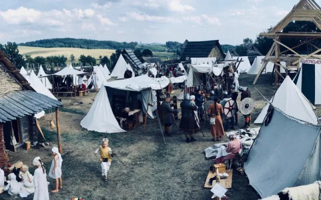 Středověké oblečení, nástroje i bitva. Spolek Curia Vítkov u Chrastavy opět pořádá tradiční Dobývání