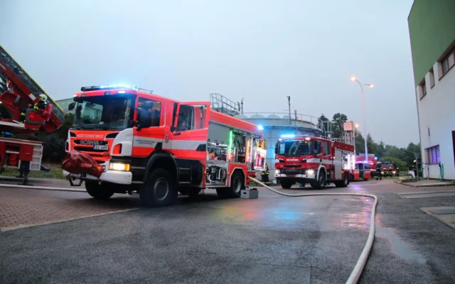 Škoda po požáru v čističce je půl milionu korun. Uhasit se ho podařilo až dopoledne
