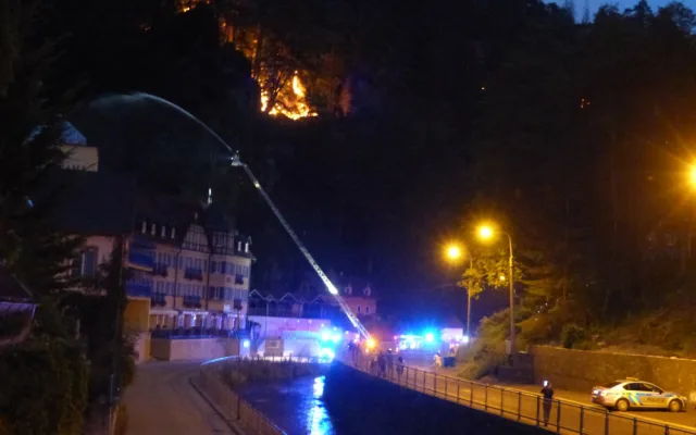 VIDEO: Ve vzduchu je od rána cítit zápach spáleniny. Jde o požár v Českém Švýcarsku