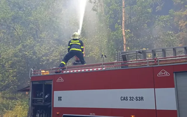 Tři desítky hasičů z Libereckého kraje vyjely na pomoc k požáru na Děčínsku