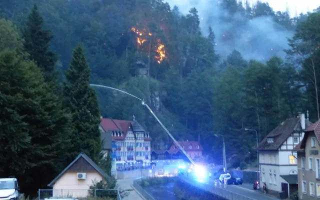 Tři desítky hasičů z Libereckého kraje vyjely na pomoc k požáru na Děčínsku