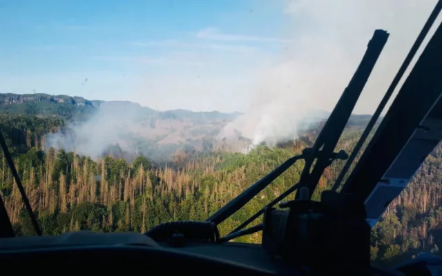 VIDEO: Nic většího než požár v Českém Švýcarsku jsem nikdy neviděl, říká armádní pilot