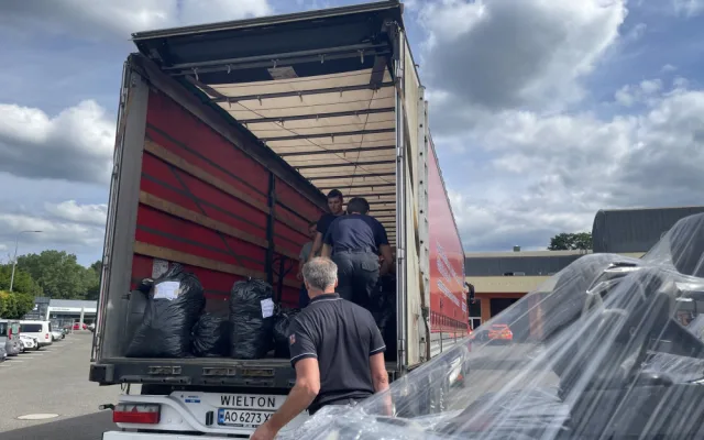 Do hašení požáru v Hřensku se zapojilo téměř sedmdesát hasičů z Libereckého kraje. Na pomoc přiletěla letadla ze Švédska