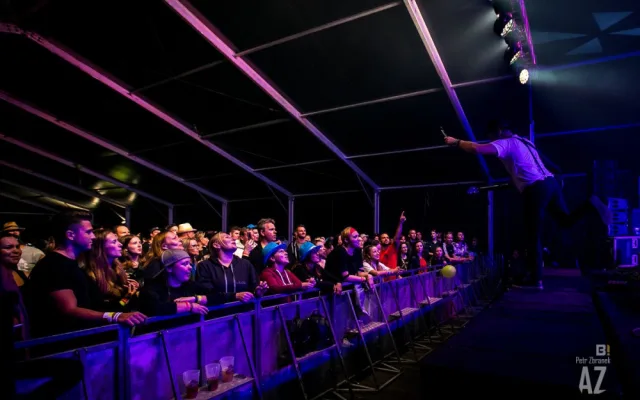 Druhý den Benátské. Z rockového charakteru festivalu vyčníval koncert Ivana Mládka