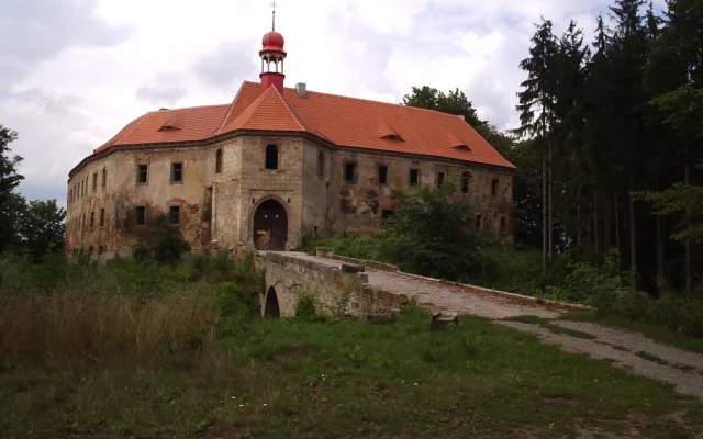 Stráž pod Ralskem, zámek Vartemberk před obnovou fasády