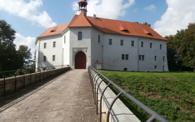 Stráž pod Ralskem, zámek Vartemberk po obnově fasády