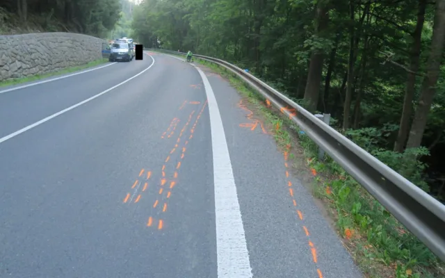 Na silnici u Železného Brodu zemřel při podvečerní nehodě motorkář