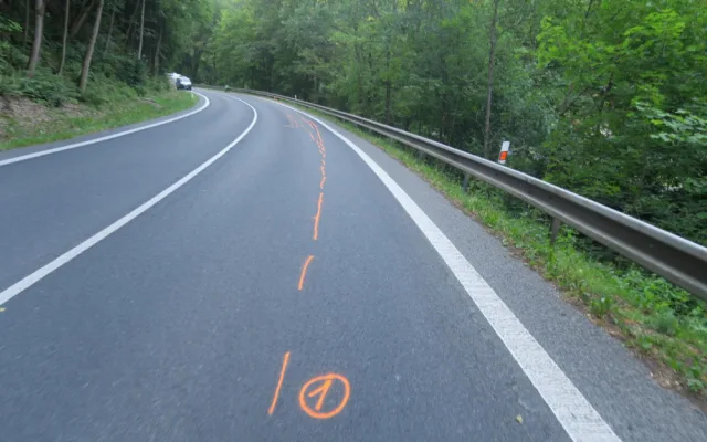 Na silnici u Železného Brodu zemřel při podvečerní nehodě motorkář