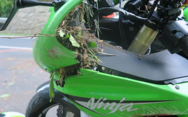 Na silnici u Železného Brodu zemřel při podvečerní nehodě motorkář