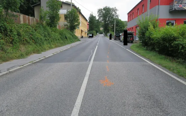 Z auta se za jízdy v Proseči nad Nisou uvolnilo kolo. Trefilo zaparkované auto