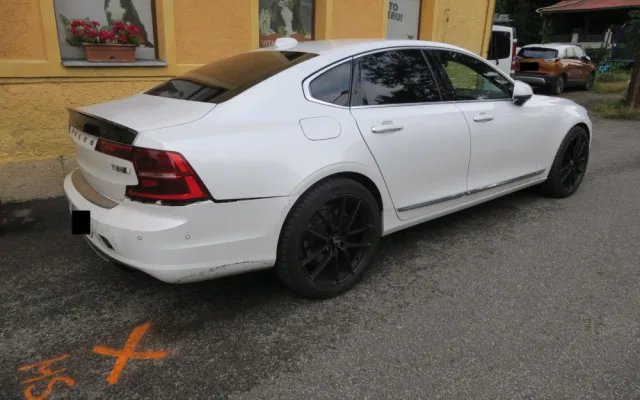 Z auta se za jízdy v Proseči nad Nisou uvolnilo kolo. Trefilo zaparkované auto