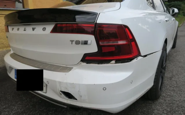 Z auta se za jízdy v Proseči nad Nisou uvolnilo kolo. Trefilo zaparkované auto
