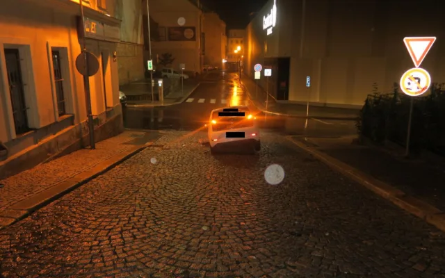 Během přívalových dešťů se pod autem v Jablonci nad Nisou propadla vozovka