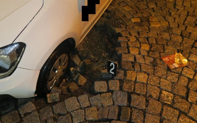 Během přívalových dešťů se pod autem v Jablonci nad Nisou propadla vozovka