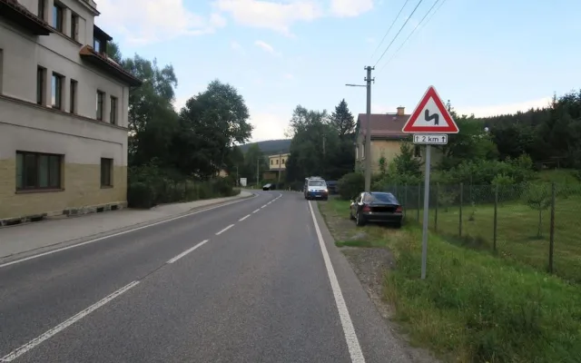 Čelní srážka ve Smržovce. Řidič přejel do protisměru, neví se proč