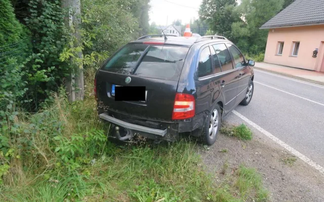 Čelní srážka ve Smržovce. Řidič přejel do protisměru, neví se proč
