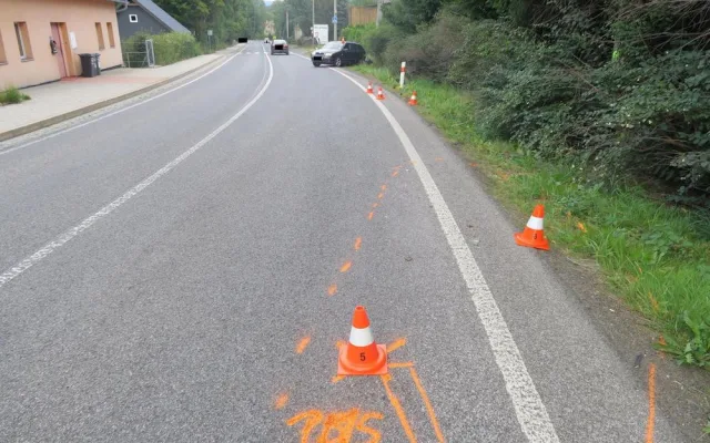 Čelní srážka ve Smržovce. Řidič přejel do protisměru, neví se proč
