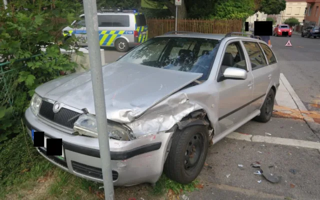 Přehlédla dopravní značku. Řidička v Jablonci nad Nisou nedala přednost v jízdě a vjela do křižovatky