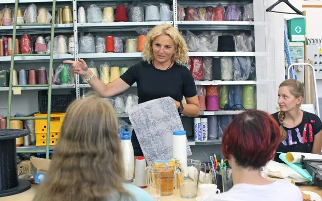 Brigita Kolčavová při výuce ve tkalcovně