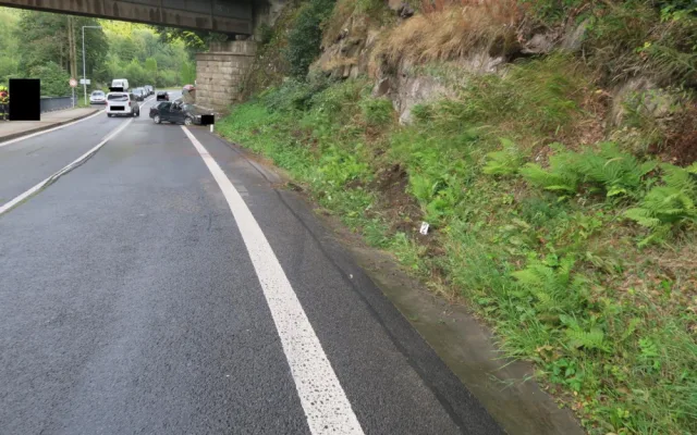 Mladík na Jablonecku nezvládl rychlou jízdu a havaroval. Vozidlo se přetočilo na střechu