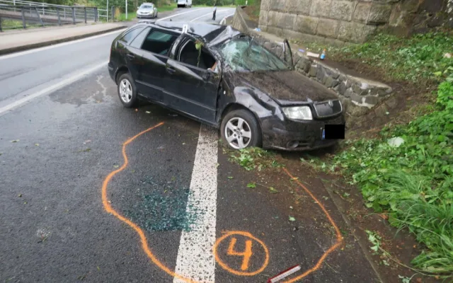Mladík na Jablonecku nezvládl rychlou jízdu a havaroval. Vozidlo se přetočilo na střechu