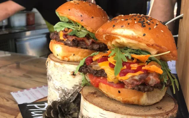 Burger Festival veze do Liberce víc jak tunu hovězího, bude se i flambovat na whisky