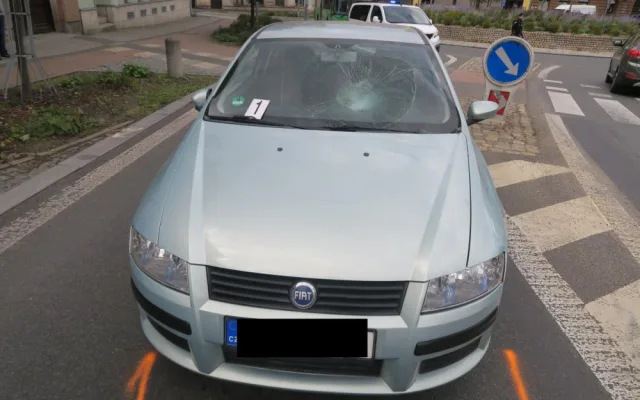 Auto srazilo v Jablonci nad Nisou chodkyni. Vstoupila náhle do vozovky mimo vyznačený přechod
