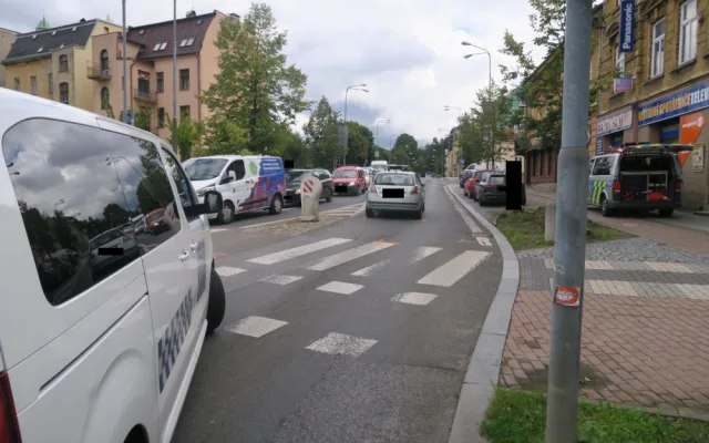 Auto srazilo v Jablonci nad Nisou chodkyni. Vstoupila náhle do vozovky mimo vyznačený přechod