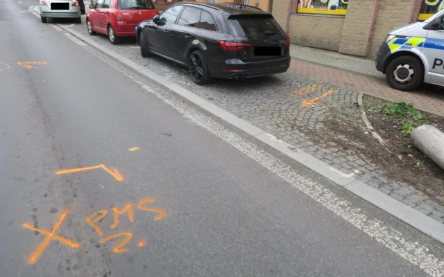 Auto srazilo v Jablonci nad Nisou chodkyni. Vstoupila náhle do vozovky mimo vyznačený přechod