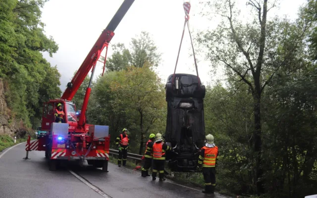 Řidička na Semilsku dostala smyk a skončila v řece. Převrátila se na střechu auta