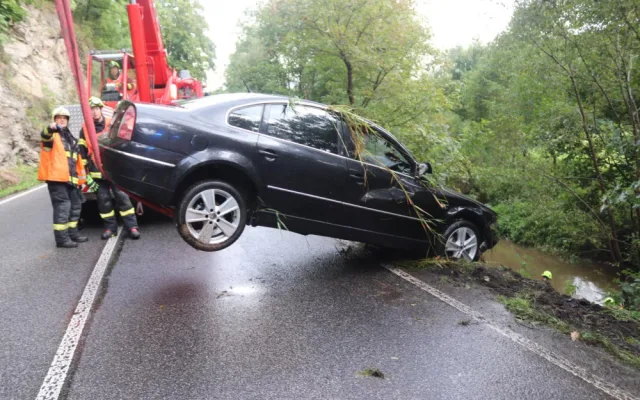 Řidička na Semilsku dostala smyk a skončila v řece. Převrátila se na střechu auta