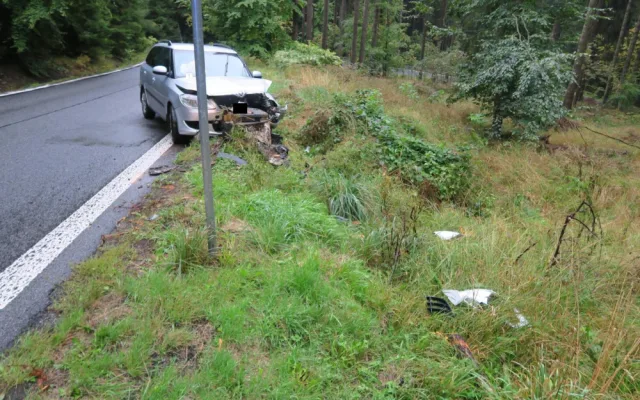 Řidička na Jablonecku nezvládla projet zatáčku a dostala smyk. Narazila do pařezu