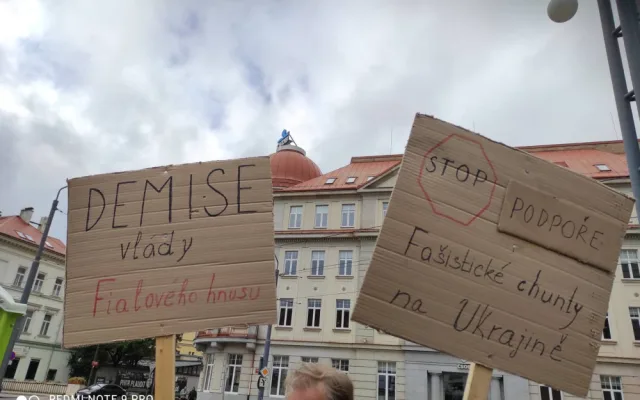 Demonstrovalo se také v Liberci, před kulturák přišly stovky lidí