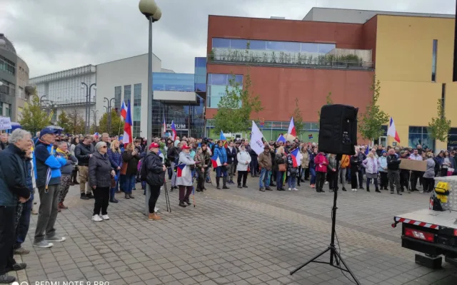 Demonstrovalo se také v Liberci, před kulturák přišly stovky lidí