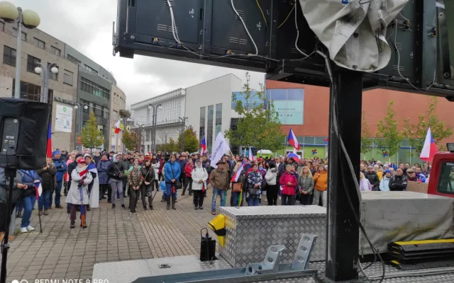 Demonstrovalo se také v Liberci, před kulturák přišly stovky lidí