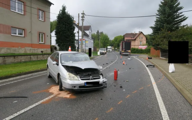 Vážná nehoda ve Smržovce. Osobní auto se srazilo s náklaďákem, na vině je zřejmě mikrospánek