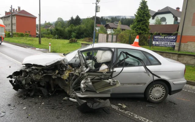 Vážná nehoda ve Smržovce. Osobní auto se srazilo s náklaďákem, na vině je zřejmě mikrospánek