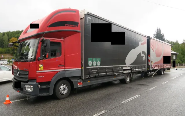 Vážná nehoda ve Smržovce. Osobní auto se srazilo s náklaďákem, na vině je zřejmě mikrospánek
