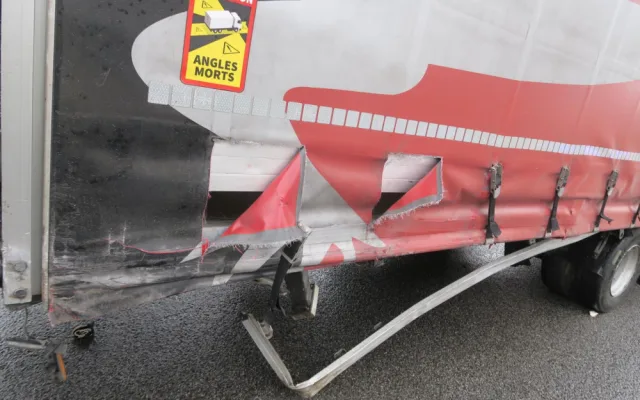 Vážná nehoda ve Smržovce. Osobní auto se srazilo s náklaďákem, na vině je zřejmě mikrospánek