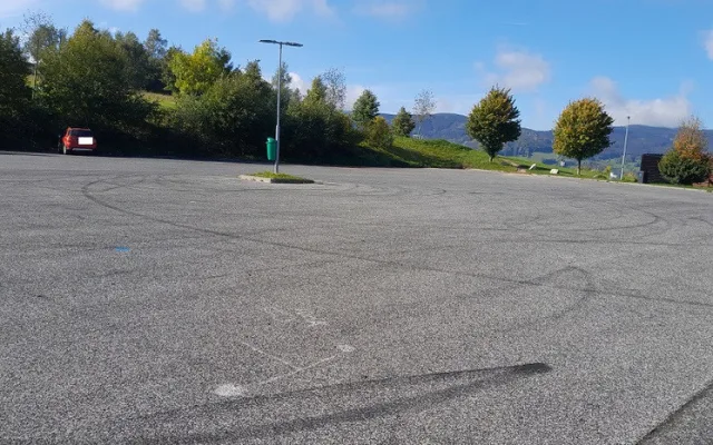 Poškozené parkoviště