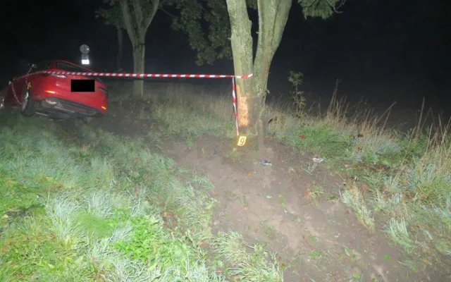 Opilý řidič narazil v noci do autobusové zastávky a utekl. Policistům tvrdil, že pil až po nehodě
