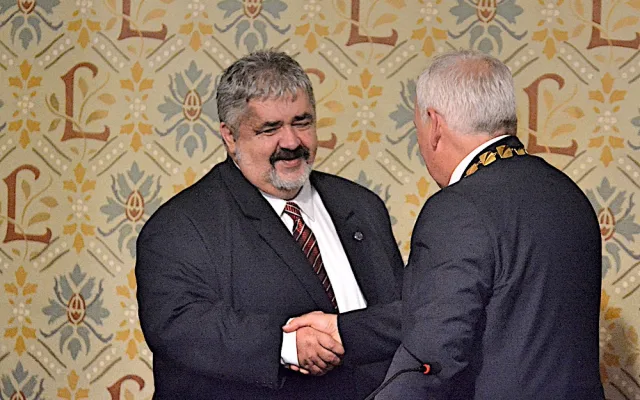 Primátoru Zámečníkovi pogratuloval i senátor Michael Canov (Starostové pro LK)