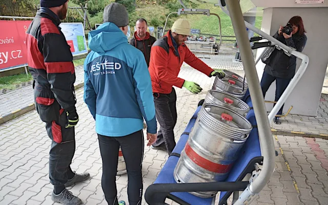 Podzimní test lanovky na Ještědu. Místo lyžařů vozila sudy s pivem