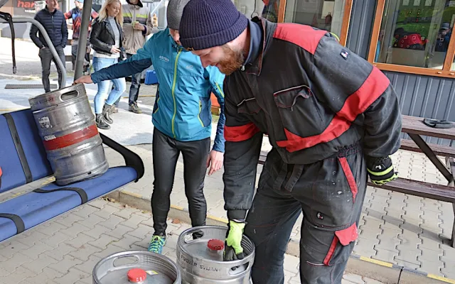 Podzimní test lanovky na Ještědu. Místo lyžařů vozila sudy s pivem