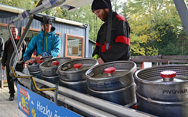 Podzimní test lanovky na Ještědu. Místo lyžařů vozila sudy s pivem