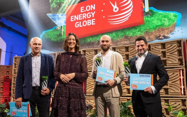Generální ředitelka E.ON Claudie Viohl se třemi oceněnými. Zleva stojí Milan Kazda (Obec Kněžice), David Minařík (MYCO) a Daniel Frejvald (Wienerberger)