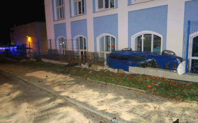 Mladý řidič nezvládl jízdu a havaroval. Prorazil plot a auto skončilo na boku opřené o dům